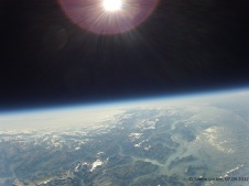 30071.9 m ü. M., -43.18°C: Höchstes aufgenommenes Foto, gut sichtbar der Verlauf der Alpen