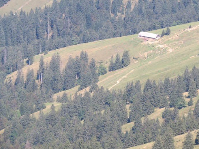 Der Landeplatz vom Gipfel des Speer (1950 m ü. M.) aus gesehen